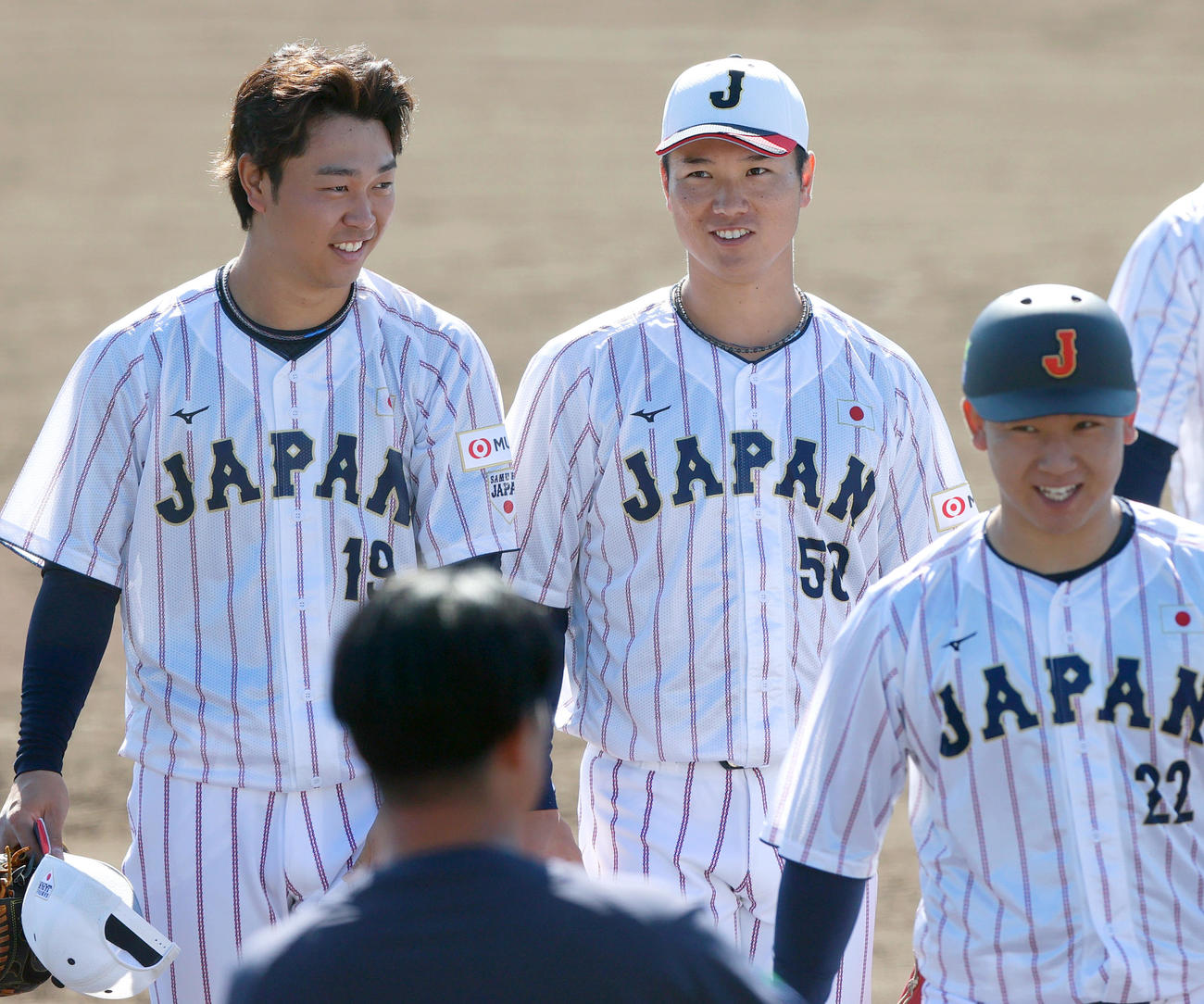 投内連係を終え笑顔で話す中日清水（中央）と中日高橋。右は西武古賀（撮影・上山淳一）