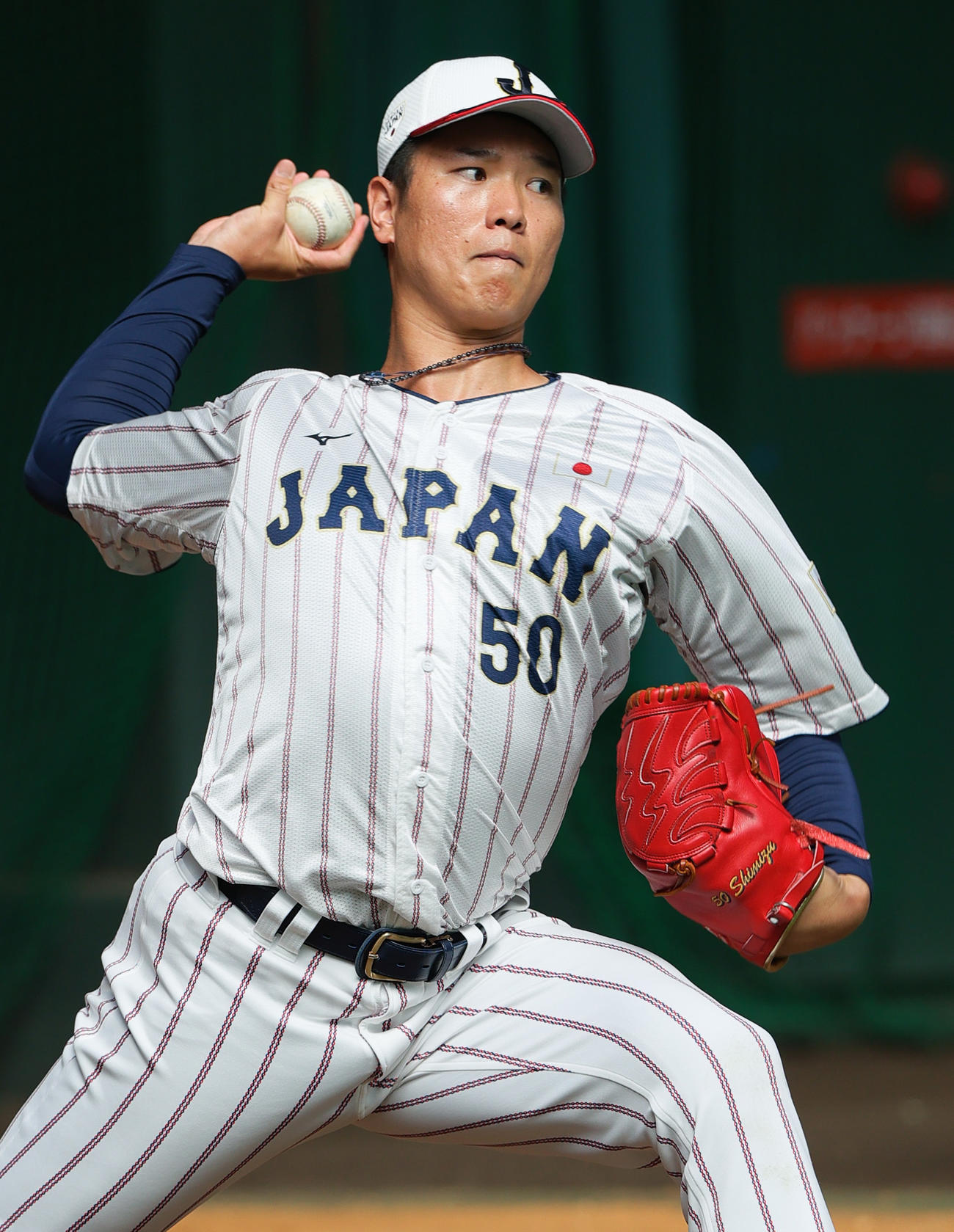 ブルペンで力投する中日清水（撮影・上山淳一）