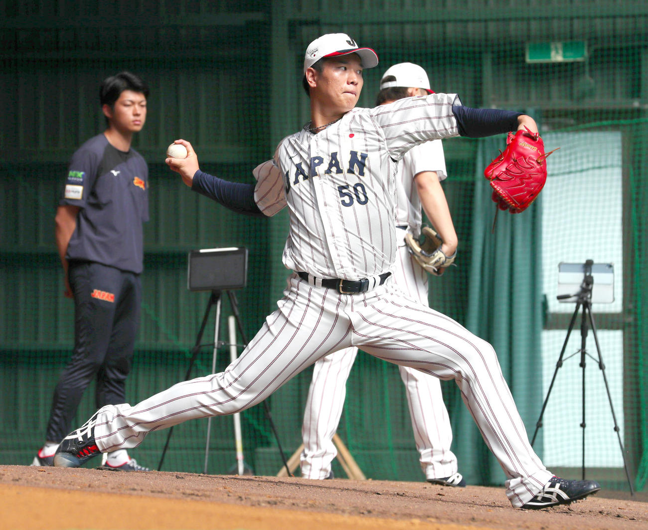 ブルペンで力投する中日清水（撮影・上山淳一）