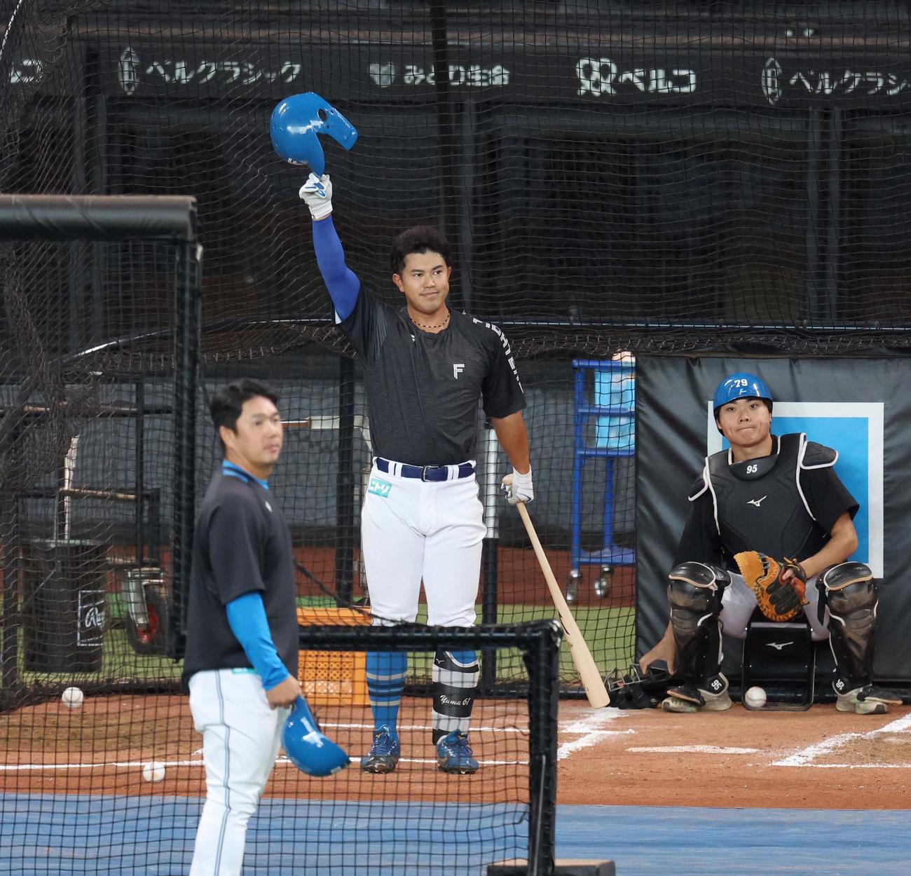 特打を終えスタンドに向かってポーズをとる日本ハム今川（撮影・黒川智章）