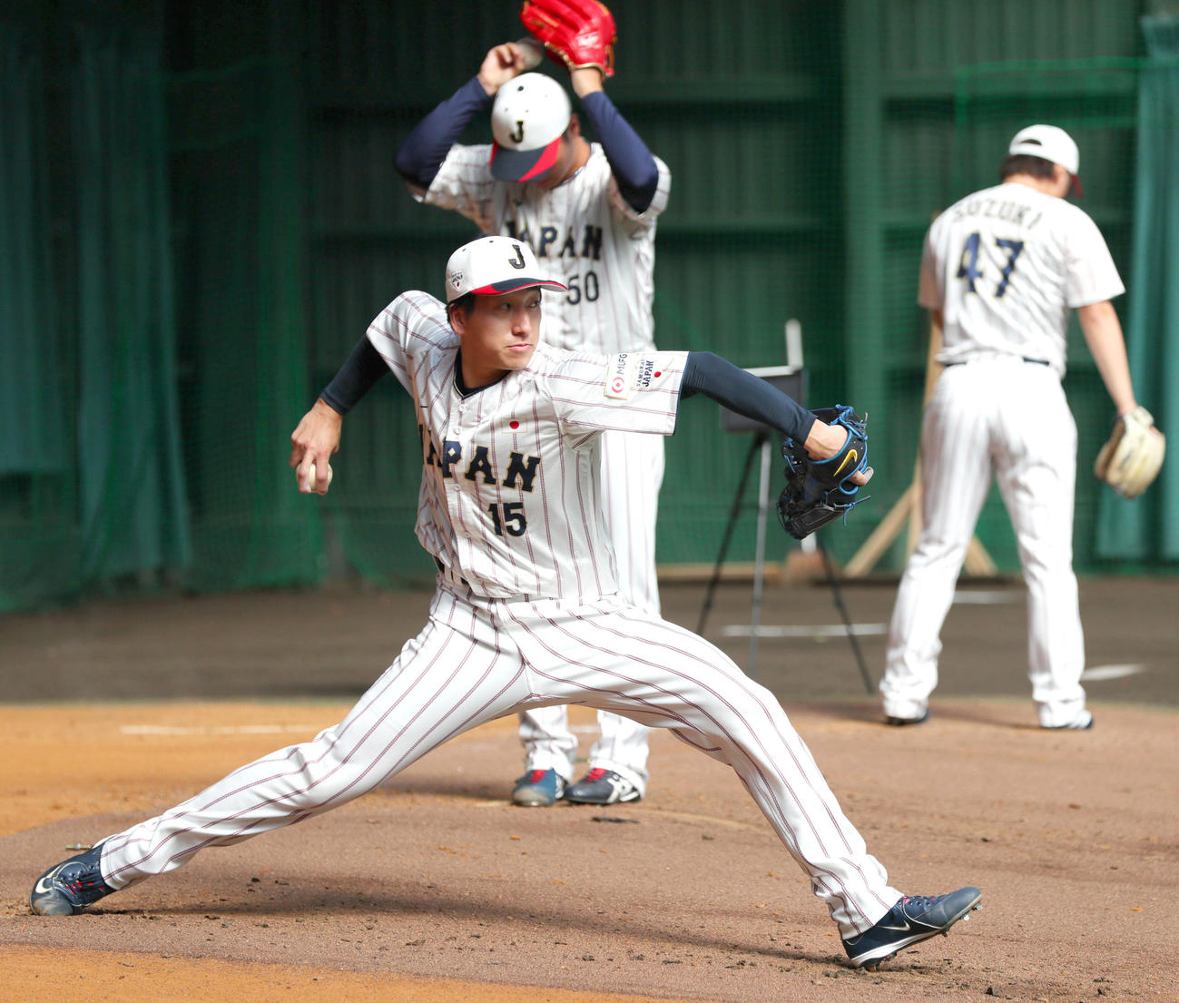 ブルペンで力投する巨人大勢（撮影・上山淳一）