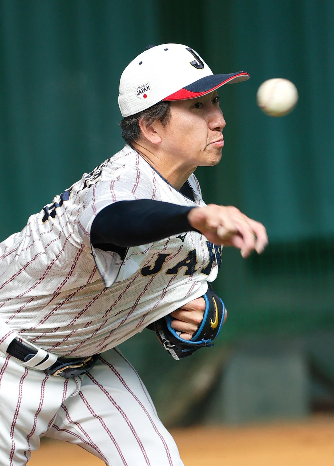 ブルペンで力投する巨人大勢（撮影・上山淳一）