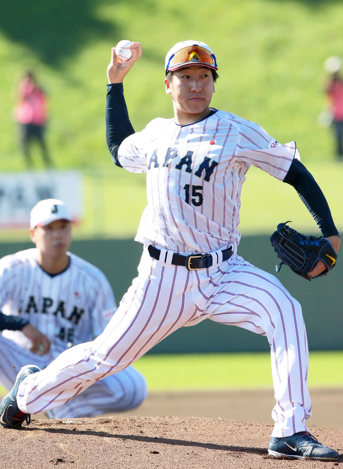 投内連係する巨人大勢（撮影・上山淳一）