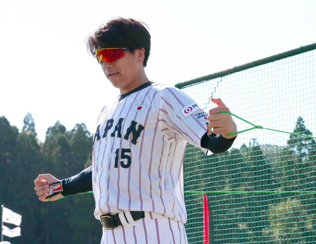 巨人大勢はゴムチューブを使ってトレーニングする（撮影・上山淳一）