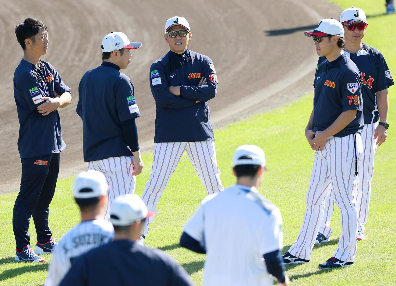 侍ジャパン井端監督（中央）は首脳陣と話しながら練習を見守る（撮影・上山淳一）