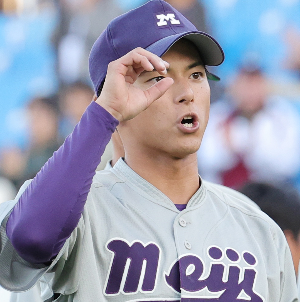 明大対法大　先勝し応援席にあいさつする明大・宗山（撮影・野上伸悟）