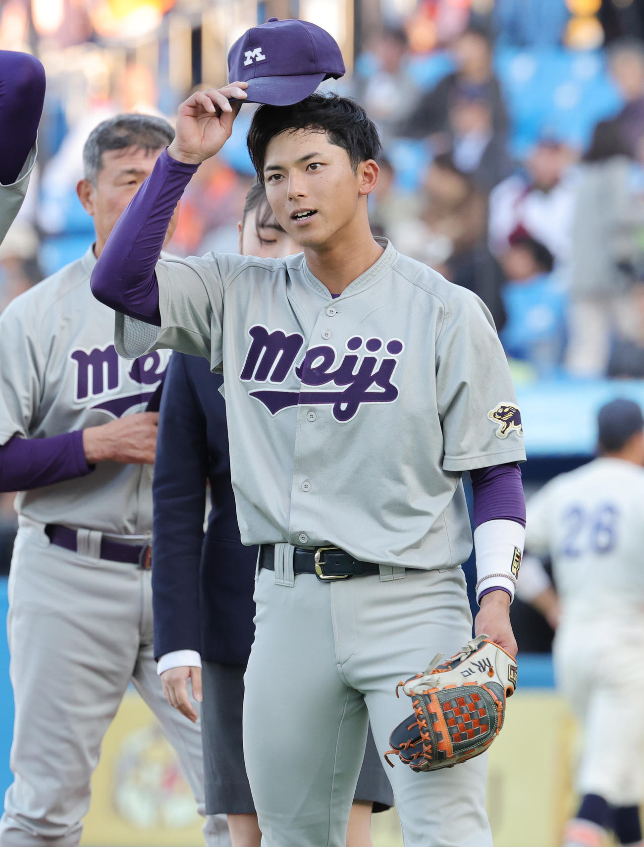 明大対法大　先勝し応援席にあいさつする明大・宗山（撮影・野上伸悟）