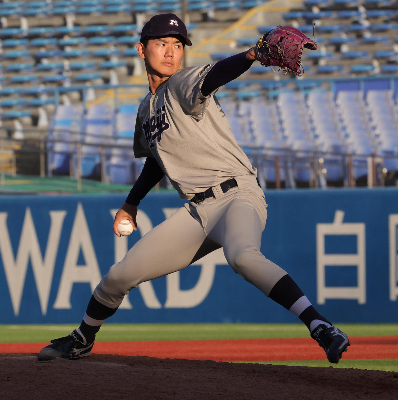 明大対法大　力投する明大・浅利（撮影・野上伸悟）