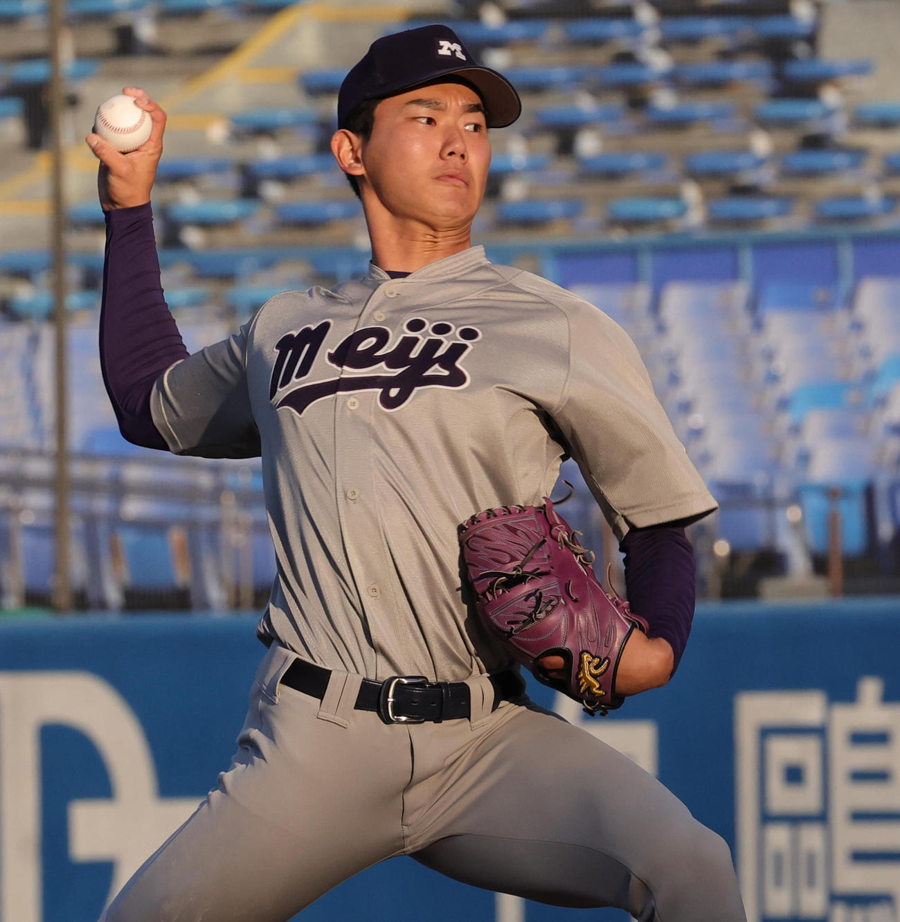 明大対法大　力投する明大・浅利（撮影・野上伸悟）