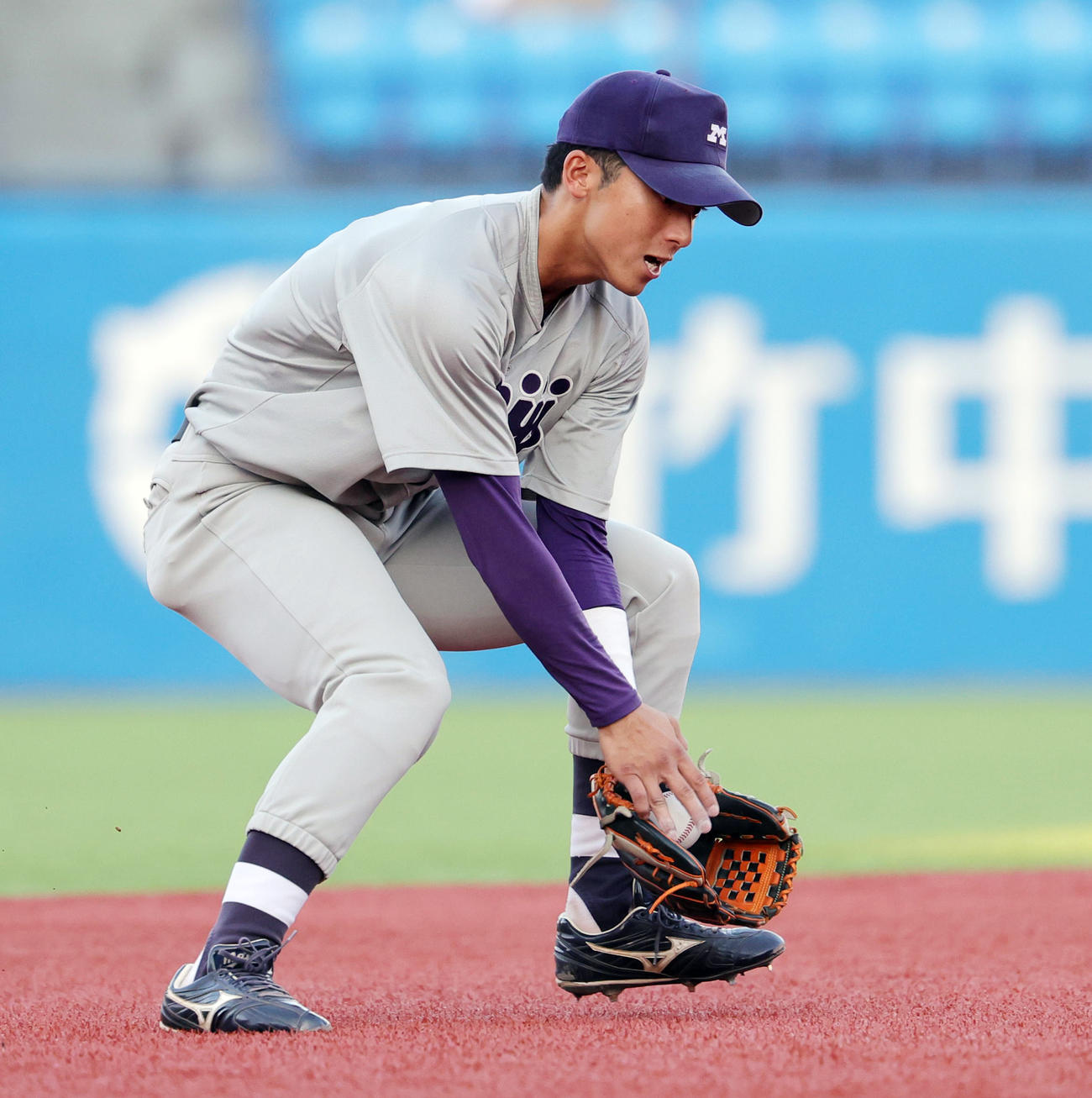 明大対法大　9回裏法大2死、鈴木大照るの遊ゴロを処理する宗山（撮影・野上伸悟）