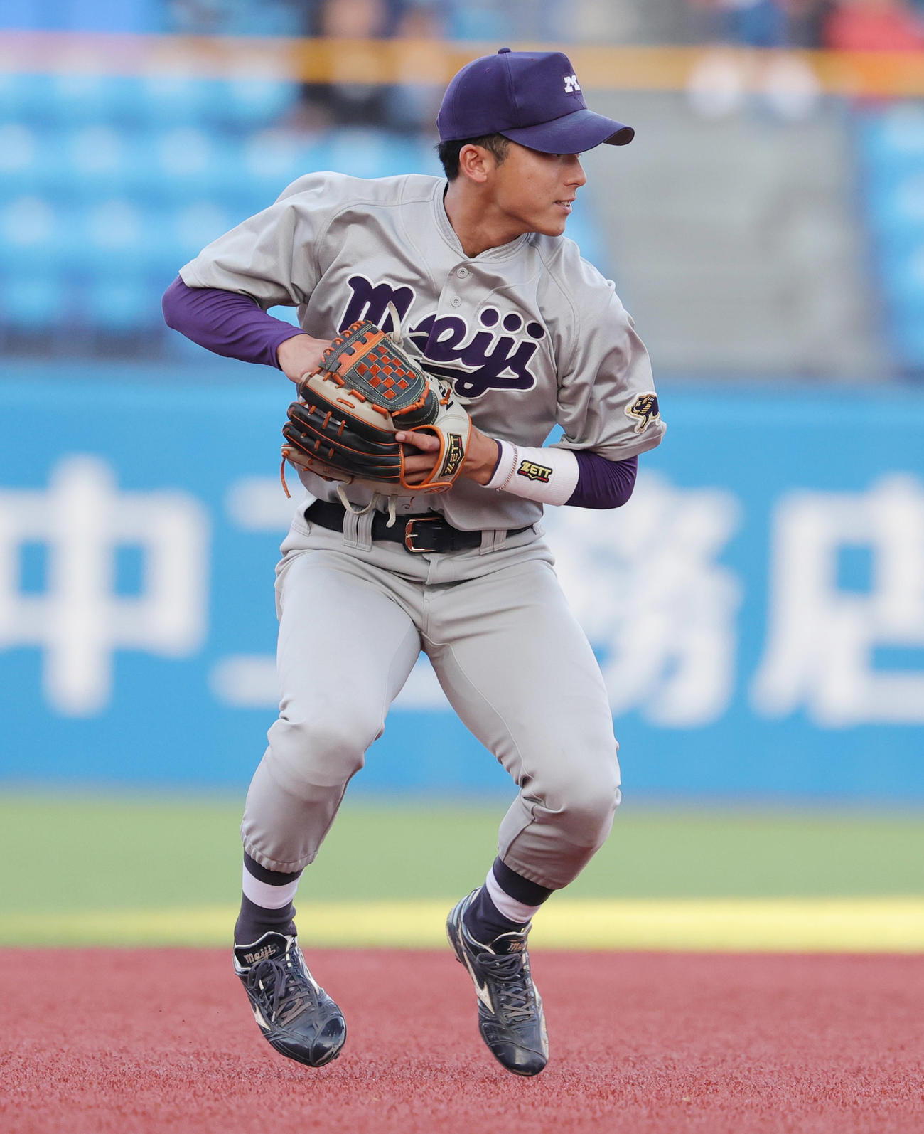 明大対法大　9回裏法大2死、鈴木大照るの遊ゴロを処理する宗山（撮影・野上伸悟）