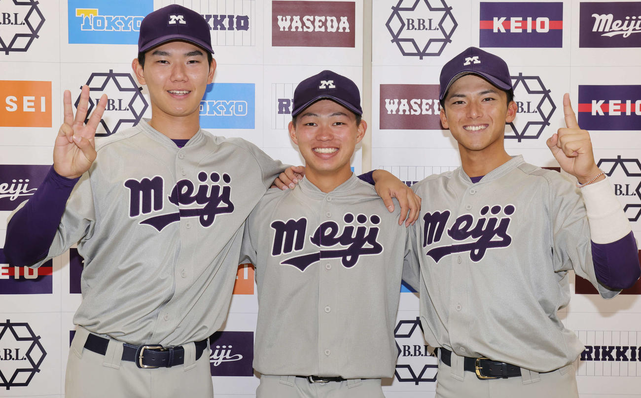明大対法大　先勝し笑顔の、左から明大・浅利、榊原、宗山（撮影・野上伸悟）