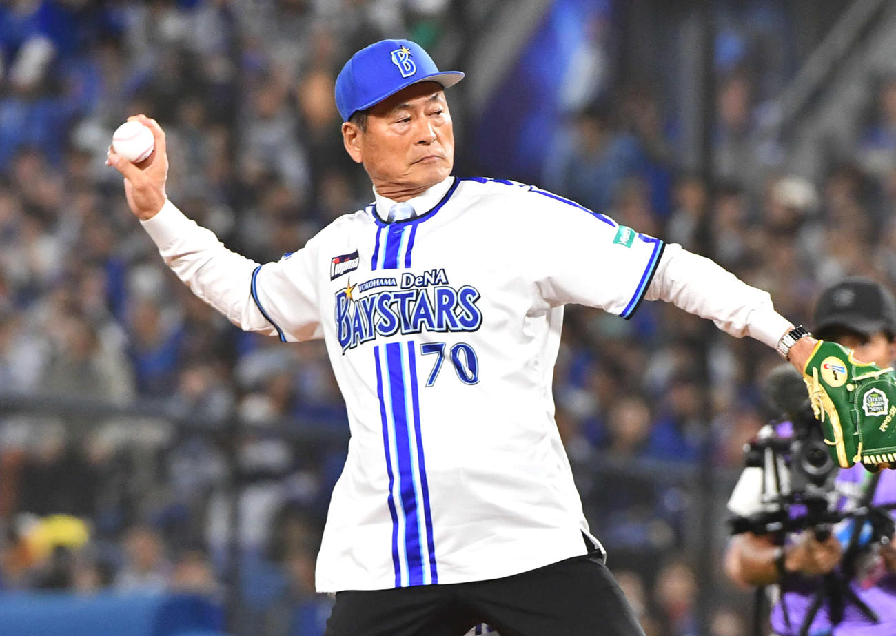 DeNA対ソフトバンク　始球式を行う中畑清氏（撮影・岩下翔太）