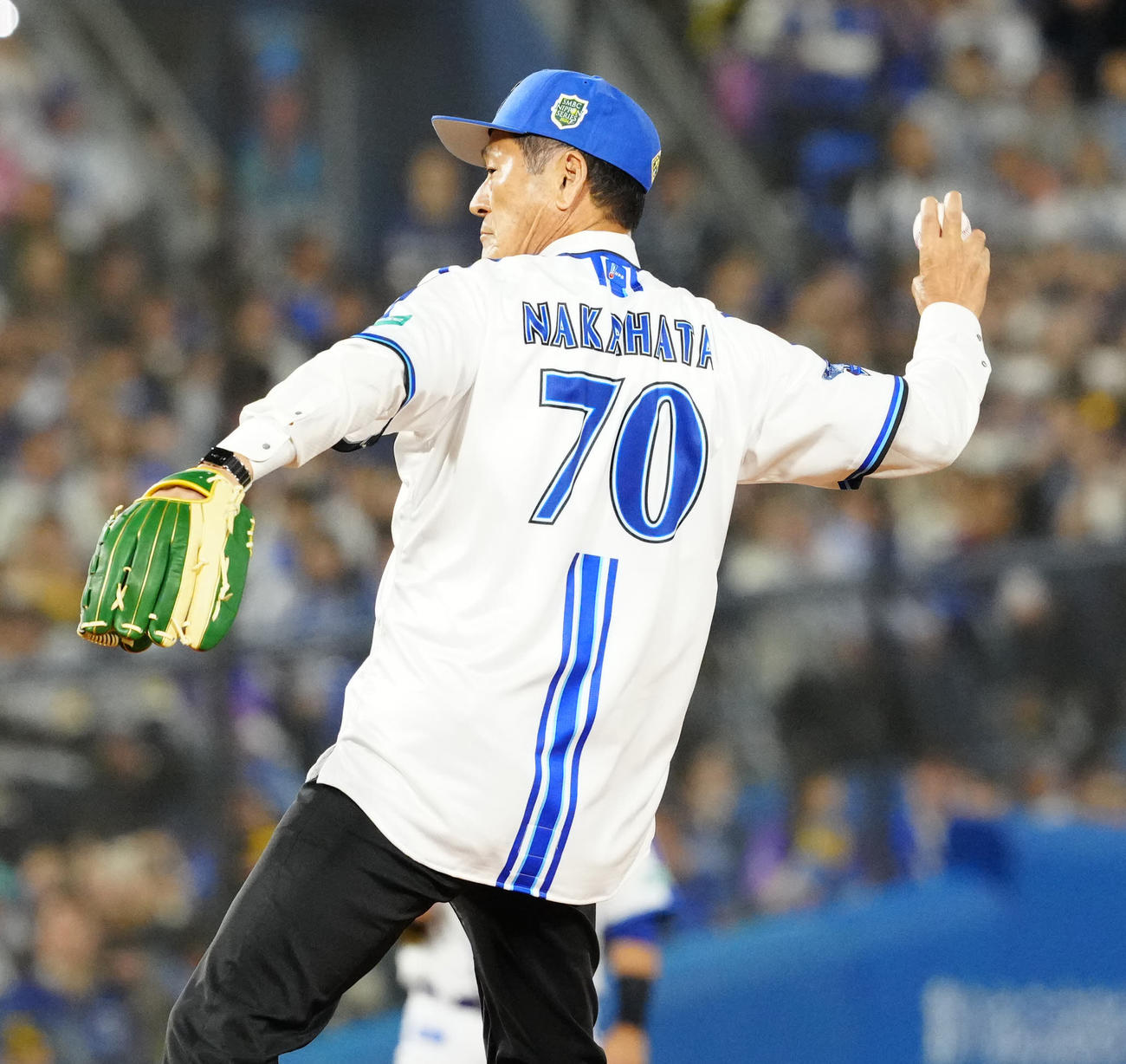 DeNA対ソフトバンク　試合前、始球式に臨む中畑氏（撮影・江口和貴）