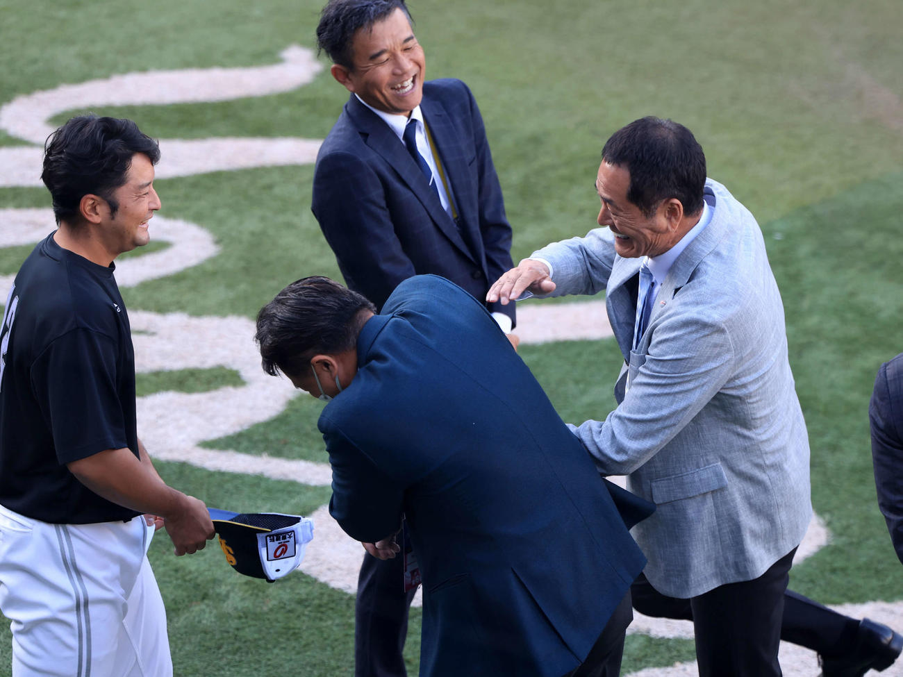 DeNA対ソフトバンク　試合前、ソフトバンク嶺井（左）、与田剛氏（手前）らと談笑する中畑清氏（右）（撮影・浅見桂子）