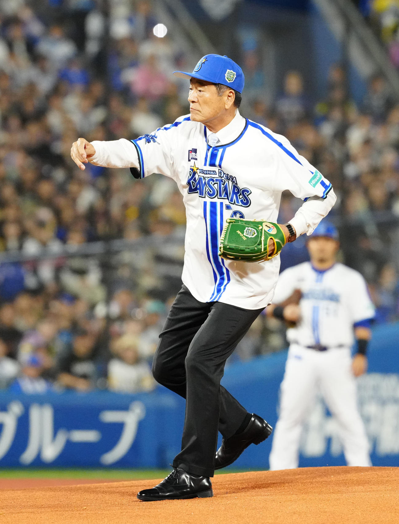 DeNA対ソフトバンク　試合前、始球式に臨む中畑氏（撮影・江口和貴）
