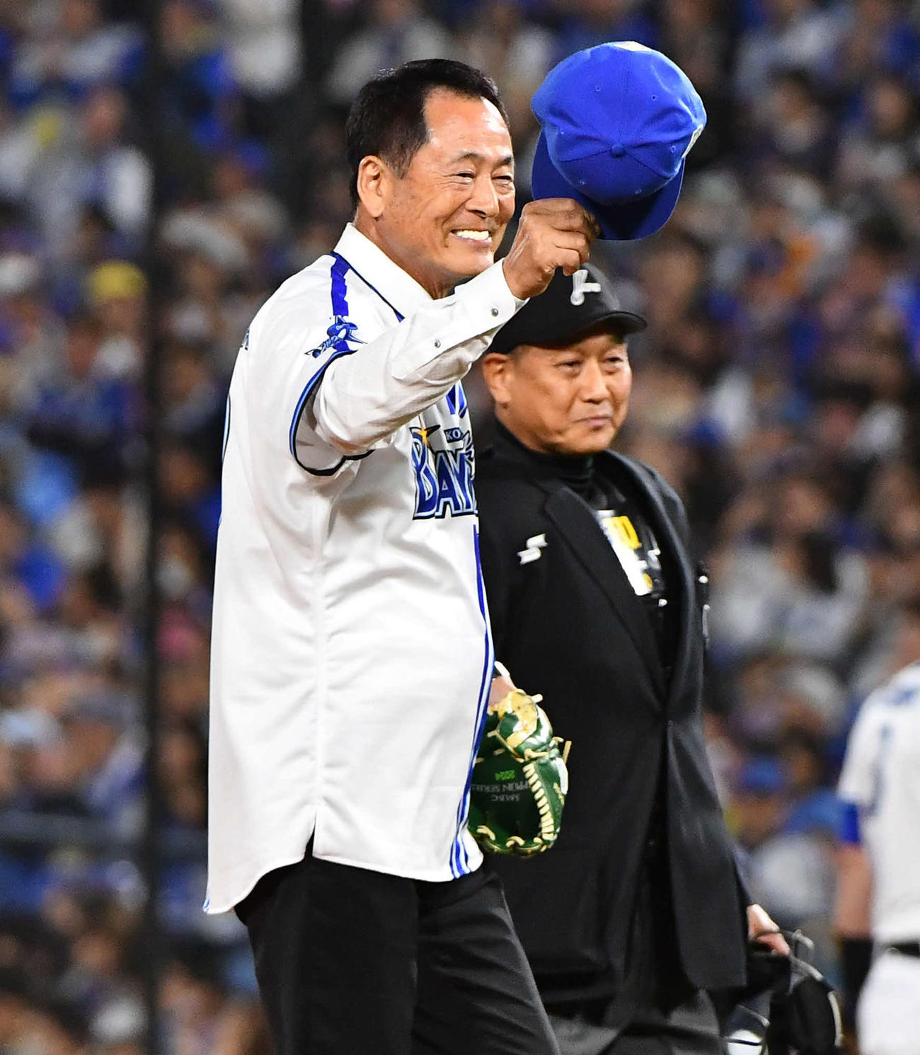 DeNA対ソフトバンク　始球式で投球し、笑顔を見せる中畑清氏（撮影・岩下翔太）