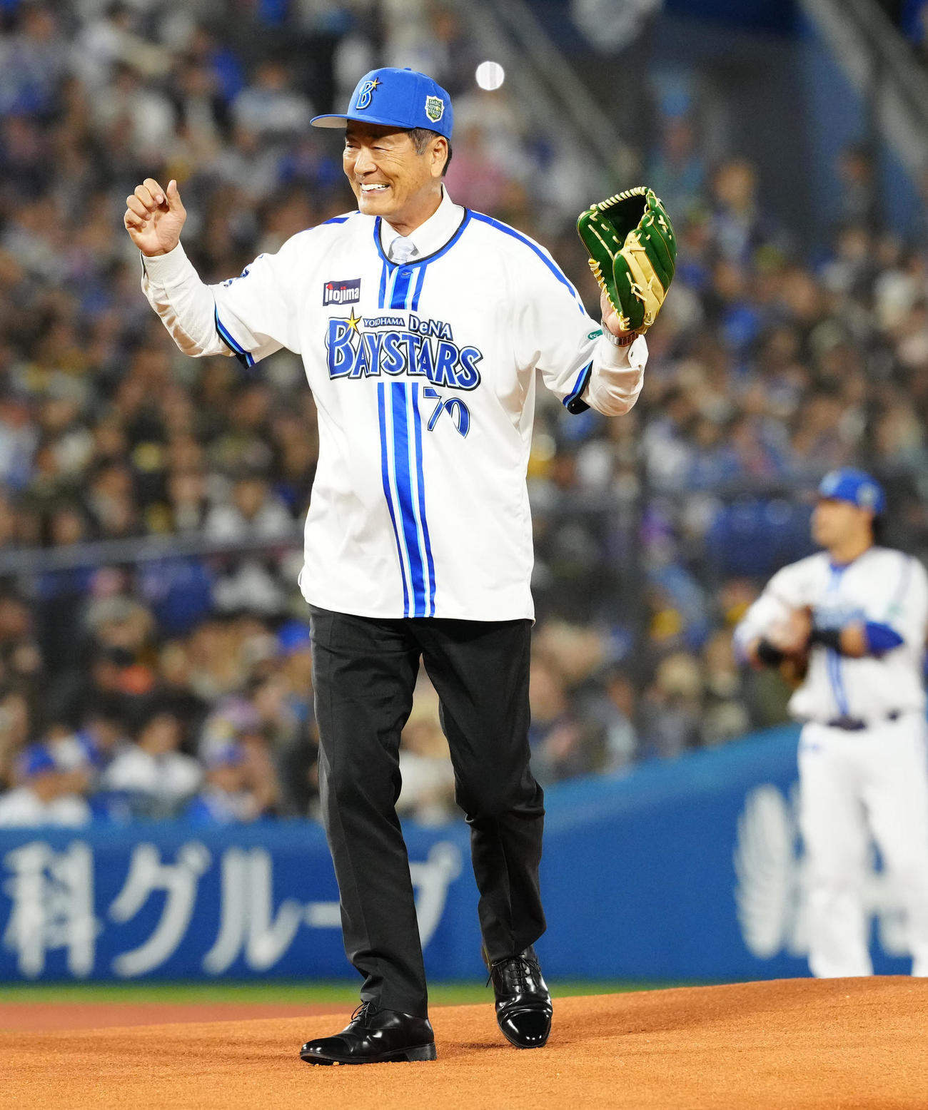 DeNA対ソフトバンク　試合前、始球式に臨む中畑氏（撮影・江口和貴）