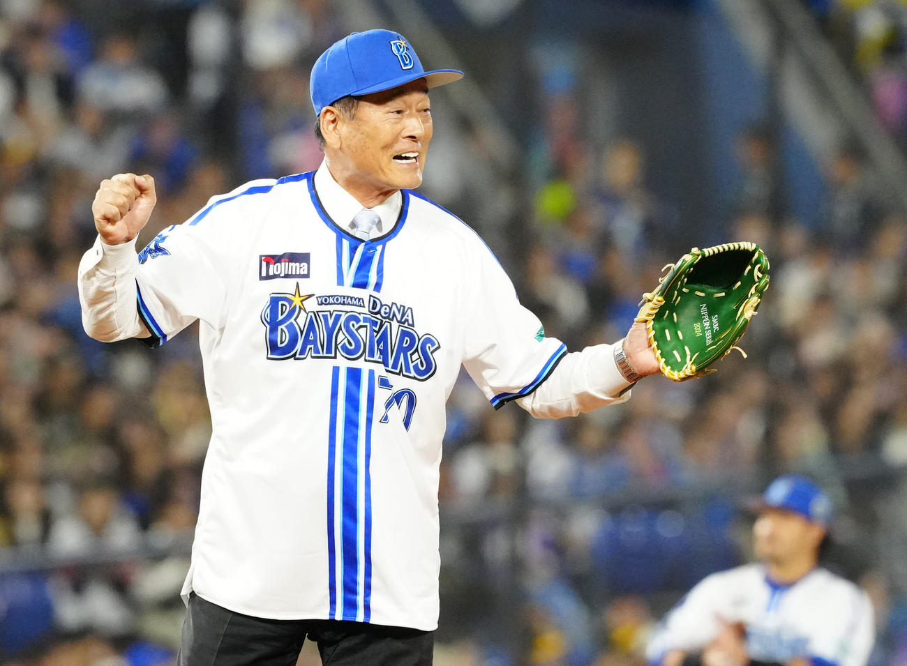 DeNA対ソフトバンク　試合前、始球式に臨む中畑氏（撮影・江口和貴）