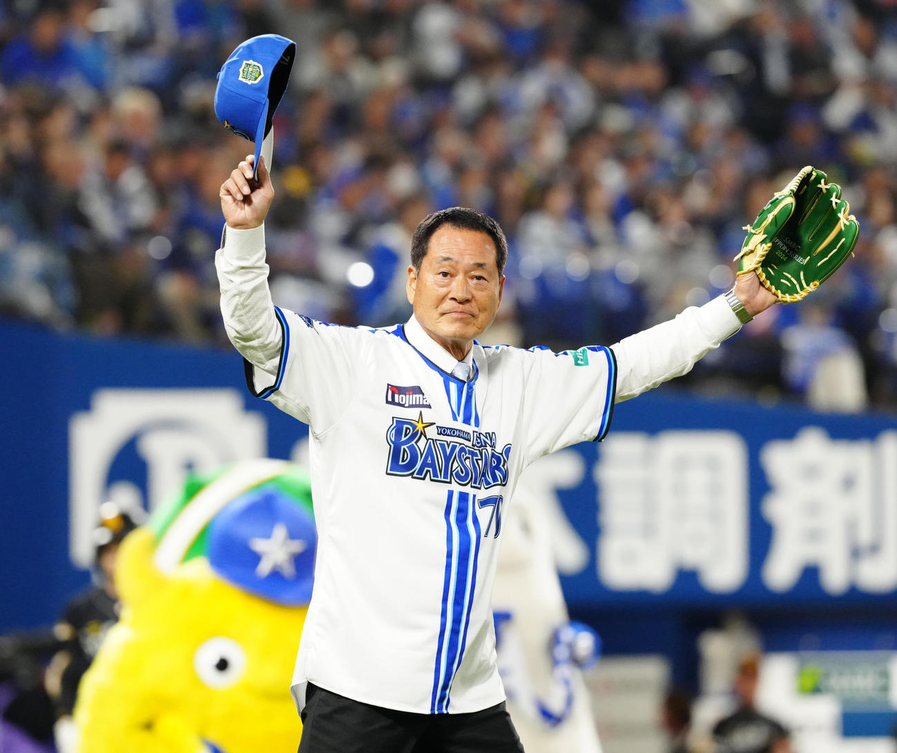 DeNA対ソフトバンク　試合前、始球式に臨む中畑氏（撮影・江口和貴）