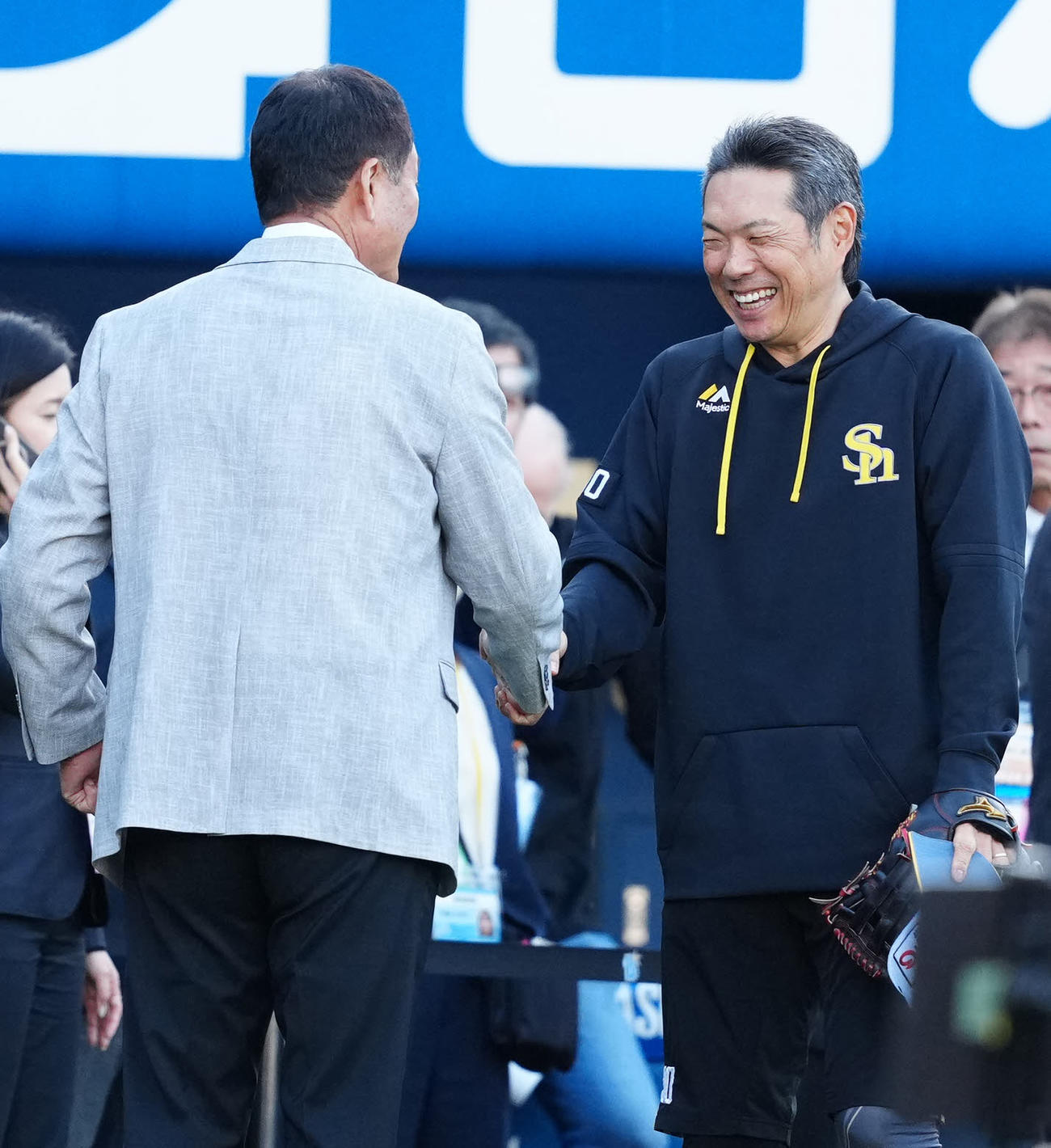 DeNA対ソフトバンク　試合前練習中、中畑氏（左）と言葉を交わし笑顔を見せるソフトバンク小久保監督（撮影・江口和貴）