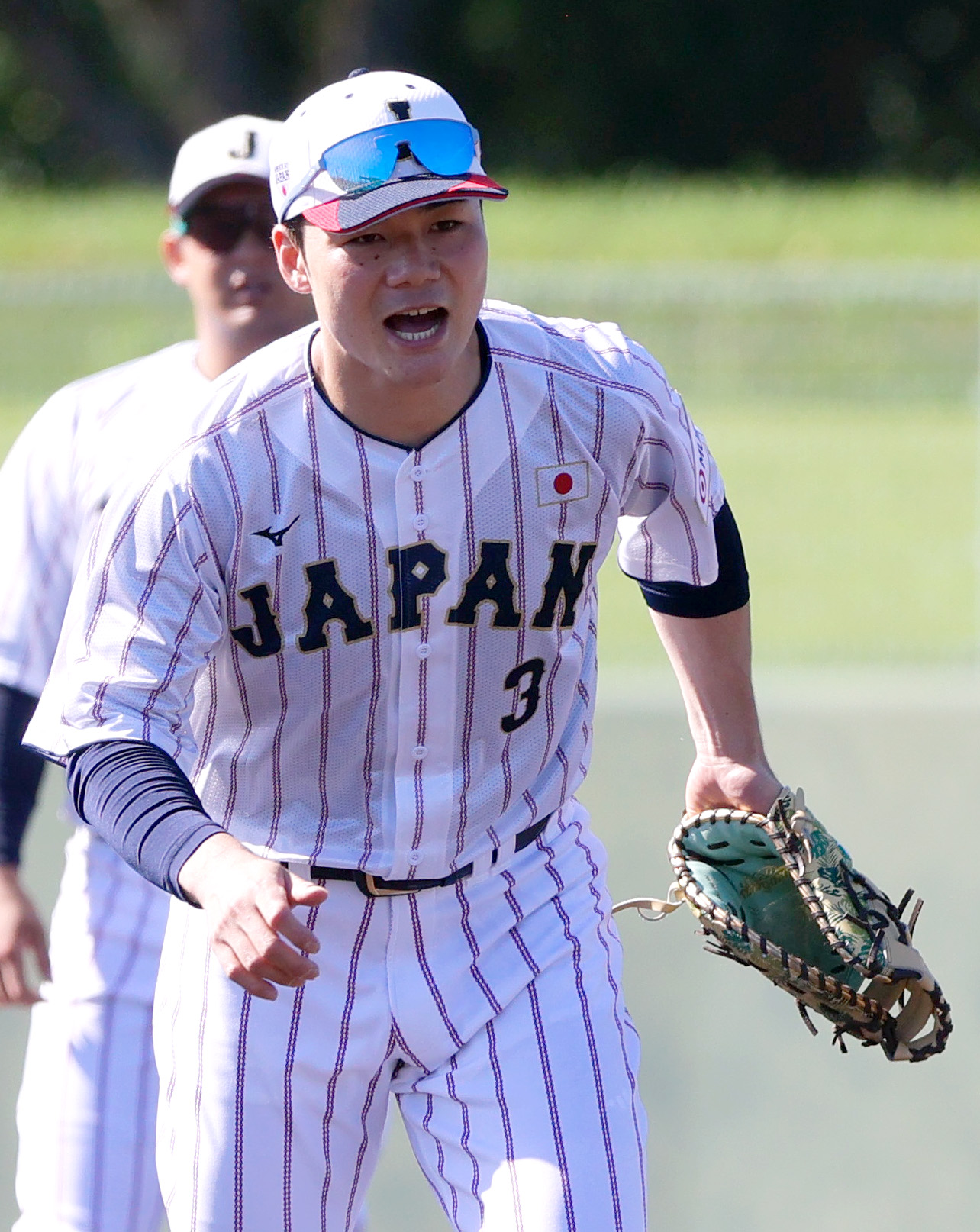 投内連係で声を出す日本ハム清宮（撮影・上山淳一）