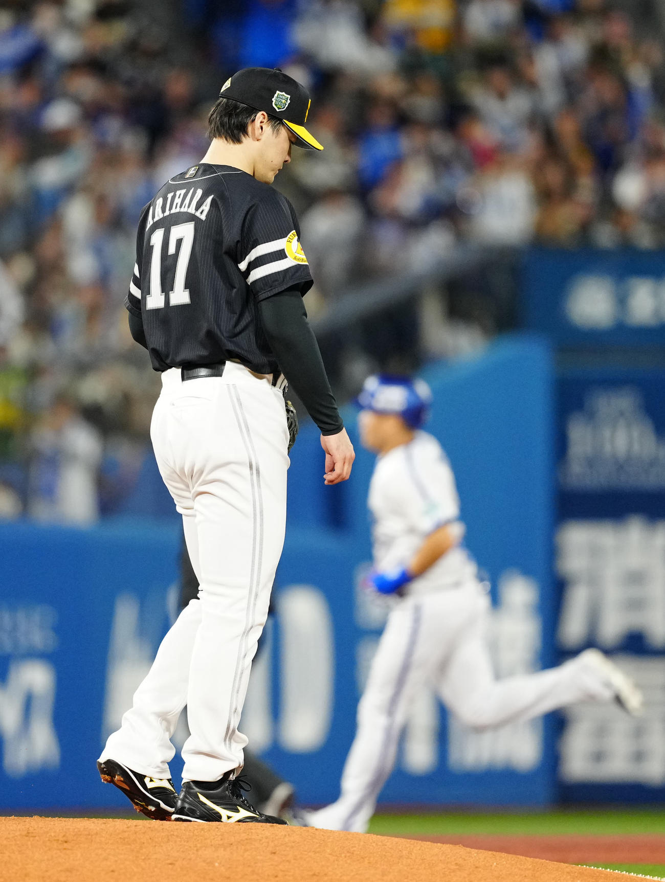 DeNA対ソフトバンク　2回裏DeNA無死、筒香（後方）に先制ソロ本塁打を浴びる有原（撮影・江口和貴）