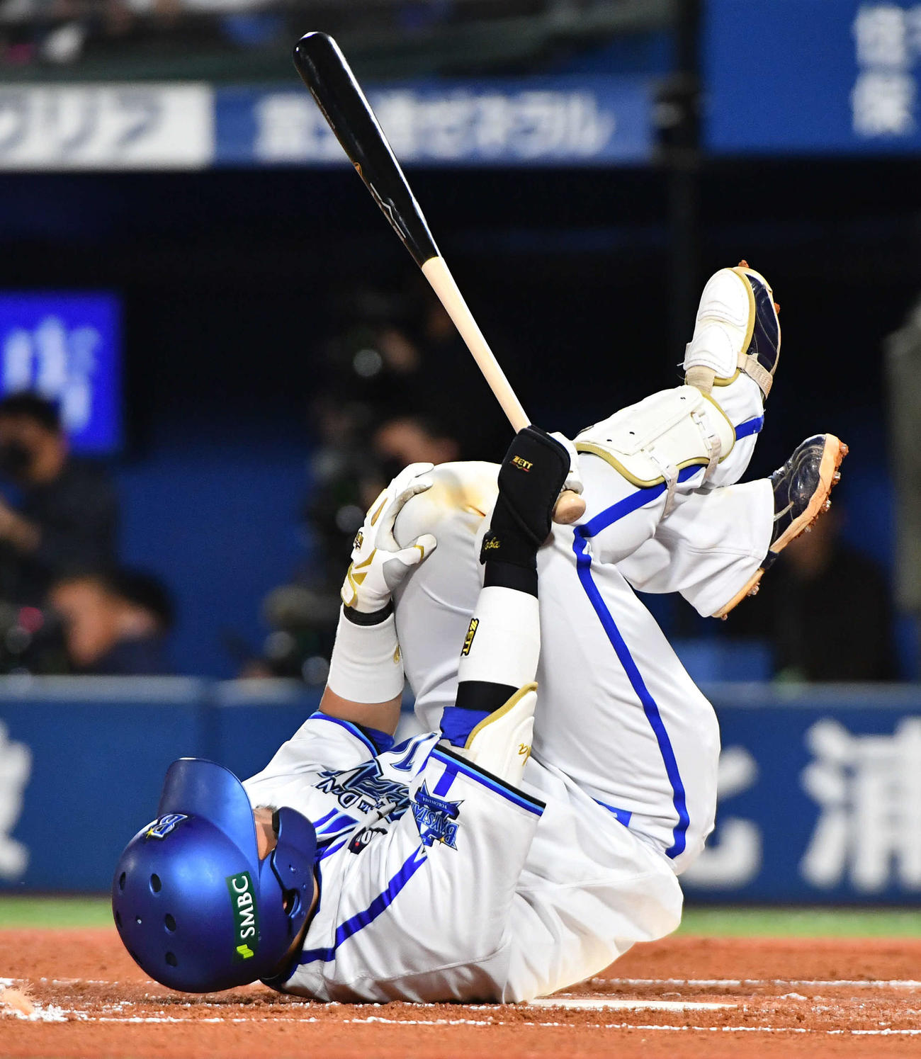 DeNA対ソフトバンク　2回裏DeNA1死、足に自打球が当たり、倒れる戸柱（撮影・岩下翔太）