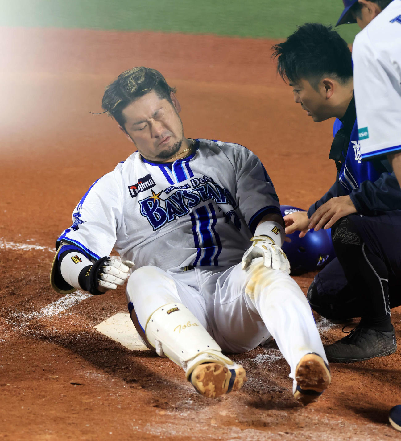 DeNA対ソフトバンク　2回裏DeNA1死、自打球を当て痛がる戸柱（撮影・浅見桂子）
