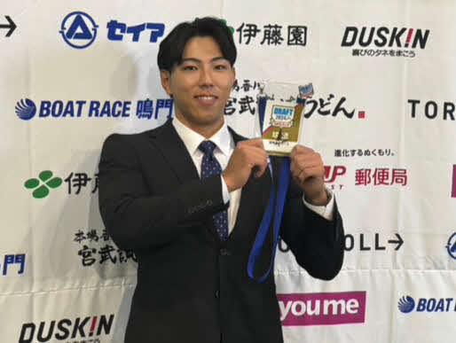 ドラフト会議のパスを掲げる阪神育成1位の四国IL・徳島の工藤（撮影・塚本光）