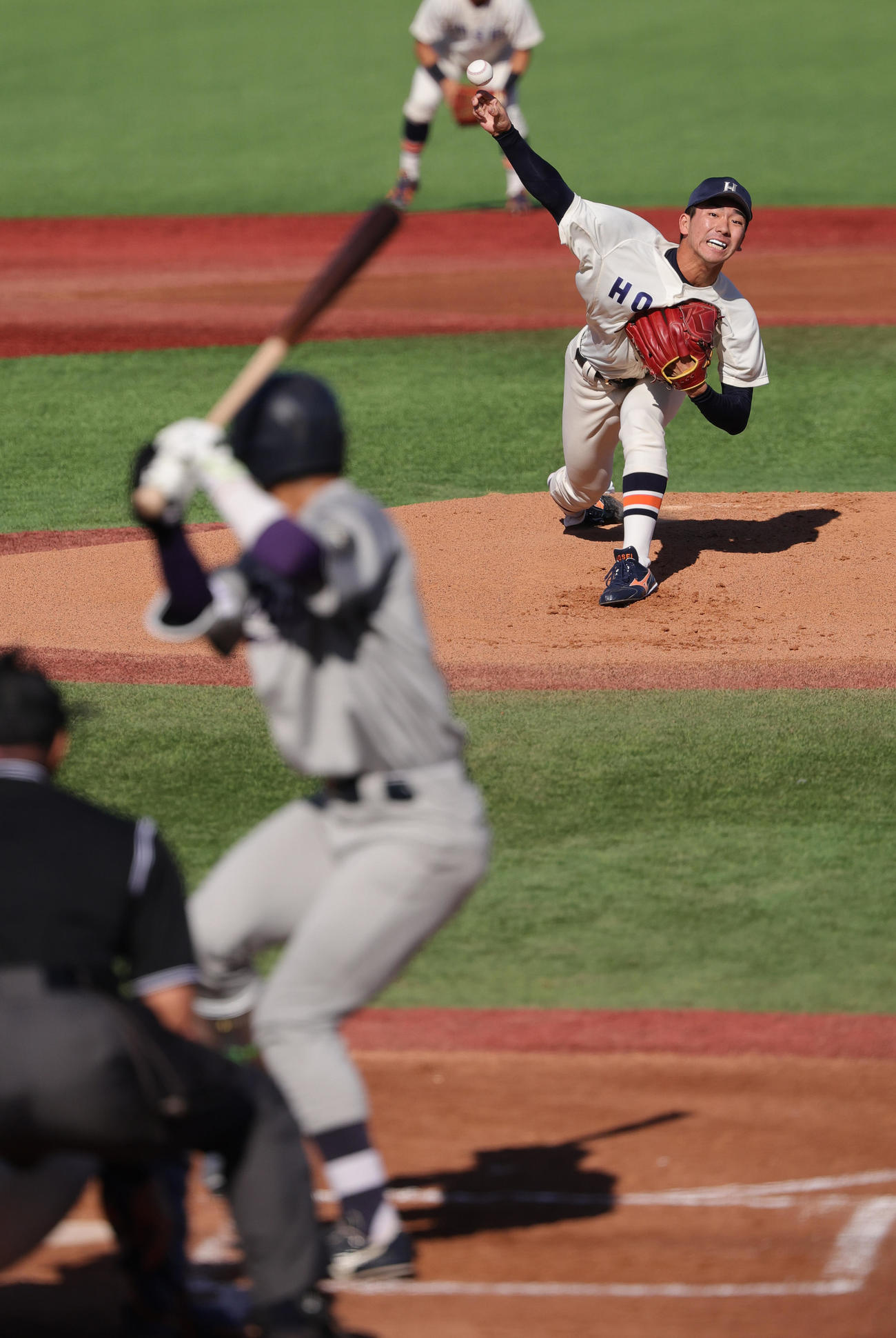 明大対法大　1回表、明大・宗山に投げ込む法大先発の篠木（撮影・野上伸悟）