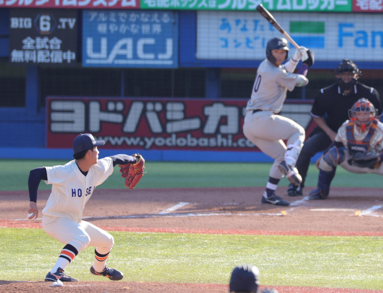 明大対法大　6回表明大1死二塁、宗山塁に投げ込む篠木（撮影・野上伸悟）