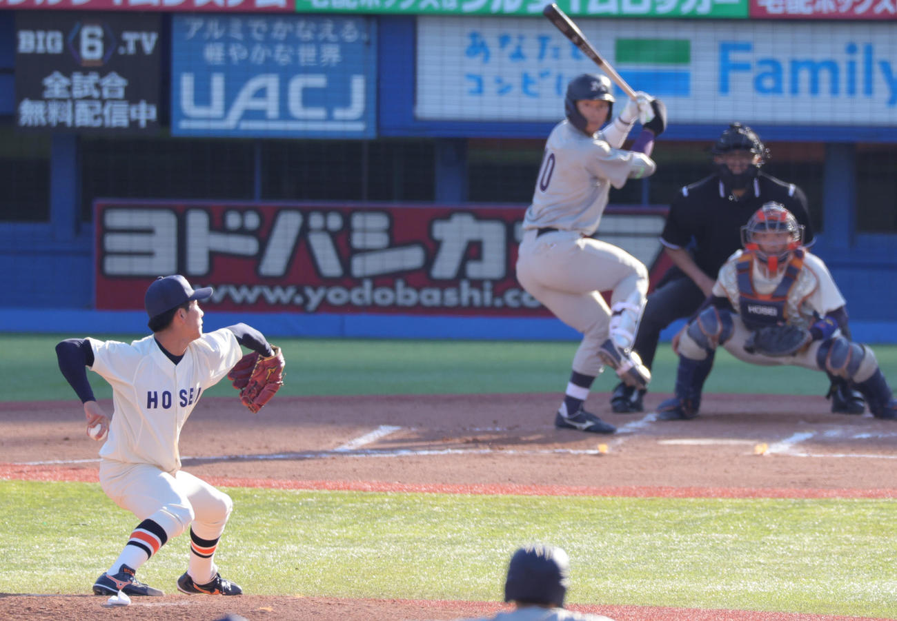 明大対法大　6回表明大1死二塁、宗山塁に投げ込む篠木（撮影・野上伸悟）