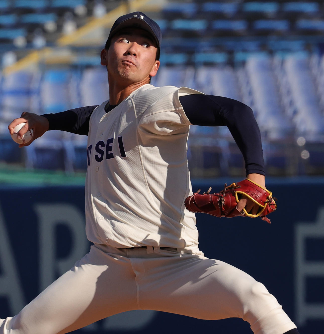 明大対法大　1回表、明大・宗山に投げ込む法大先発の篠木（撮影・野上伸悟）