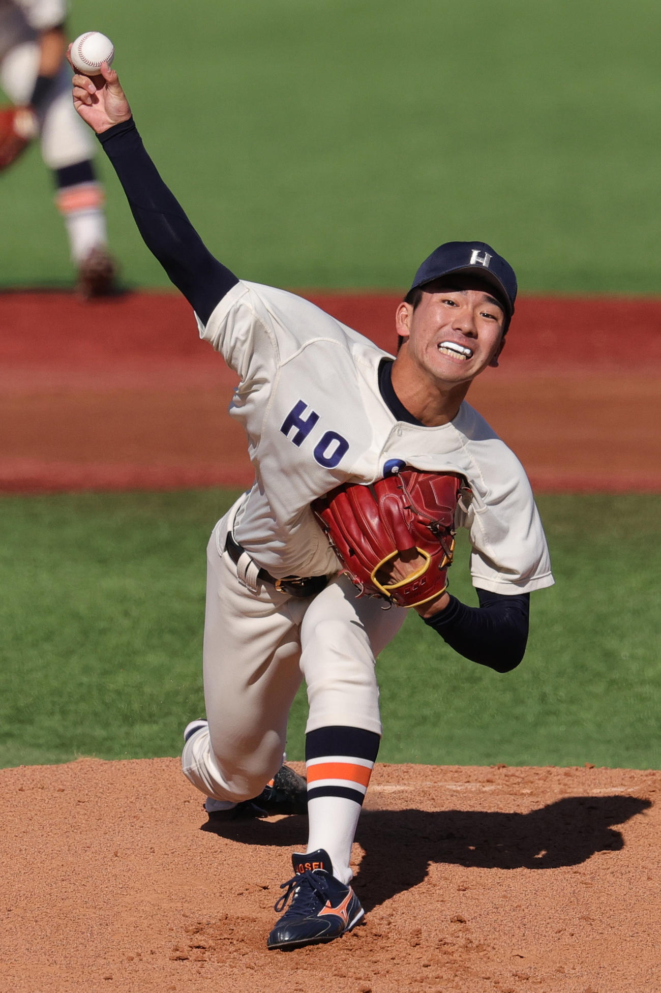 明大対法大　1回表、明大・宗山に投げ込む法大先発の篠木（撮影・野上伸悟）