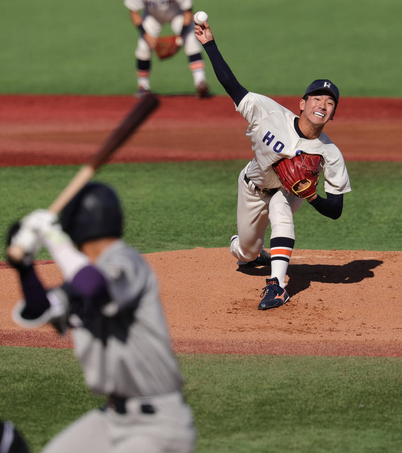 明大対法大　1回表、明大・宗山に投げ込む法大先発の篠木（撮影・野上伸悟）