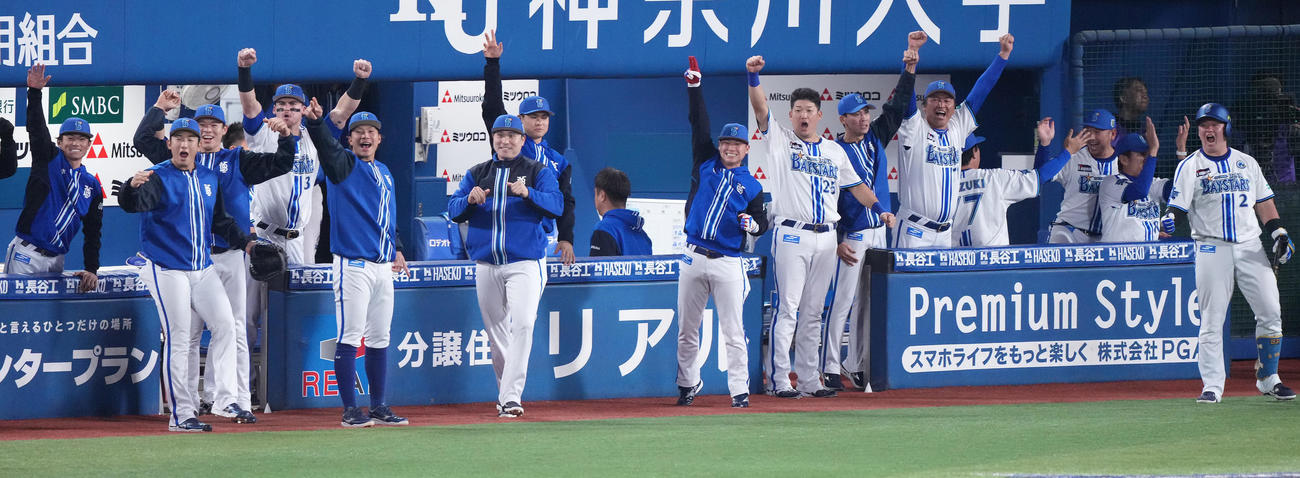 DeNA対ソフトバンク　2回裏DeNA2死二、三塁、桑原の左2点適時打に盛り上がるベンチ（撮影・鈴木みどり）