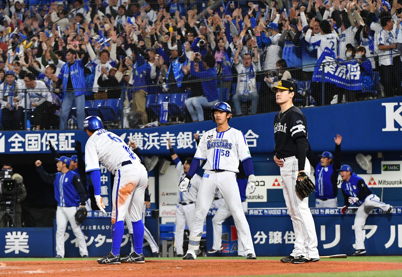 DeNA対ソフトバンク　2回裏DeNA2死二、三塁、桑原に左前2点適時打を打たれた有原（右）（撮影・岩下翔太）