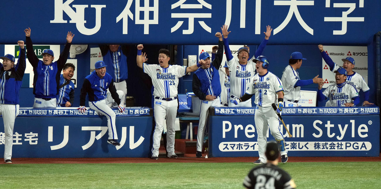 DeNA対ソフトバンク　2回裏DeNA2死二、三塁、桑原の2点適時打に盛り上がるベンチ（撮影・たえ見朱実）