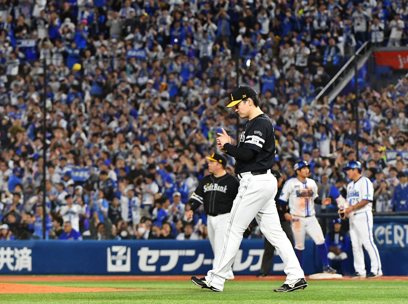 DeNA対ソフトバンク　2回裏DeNA2死二、三塁、桑原（後方右から2人目）に左前2点適時打を打たれ、厳しい表情を見せる有原（撮影・岩下翔太）