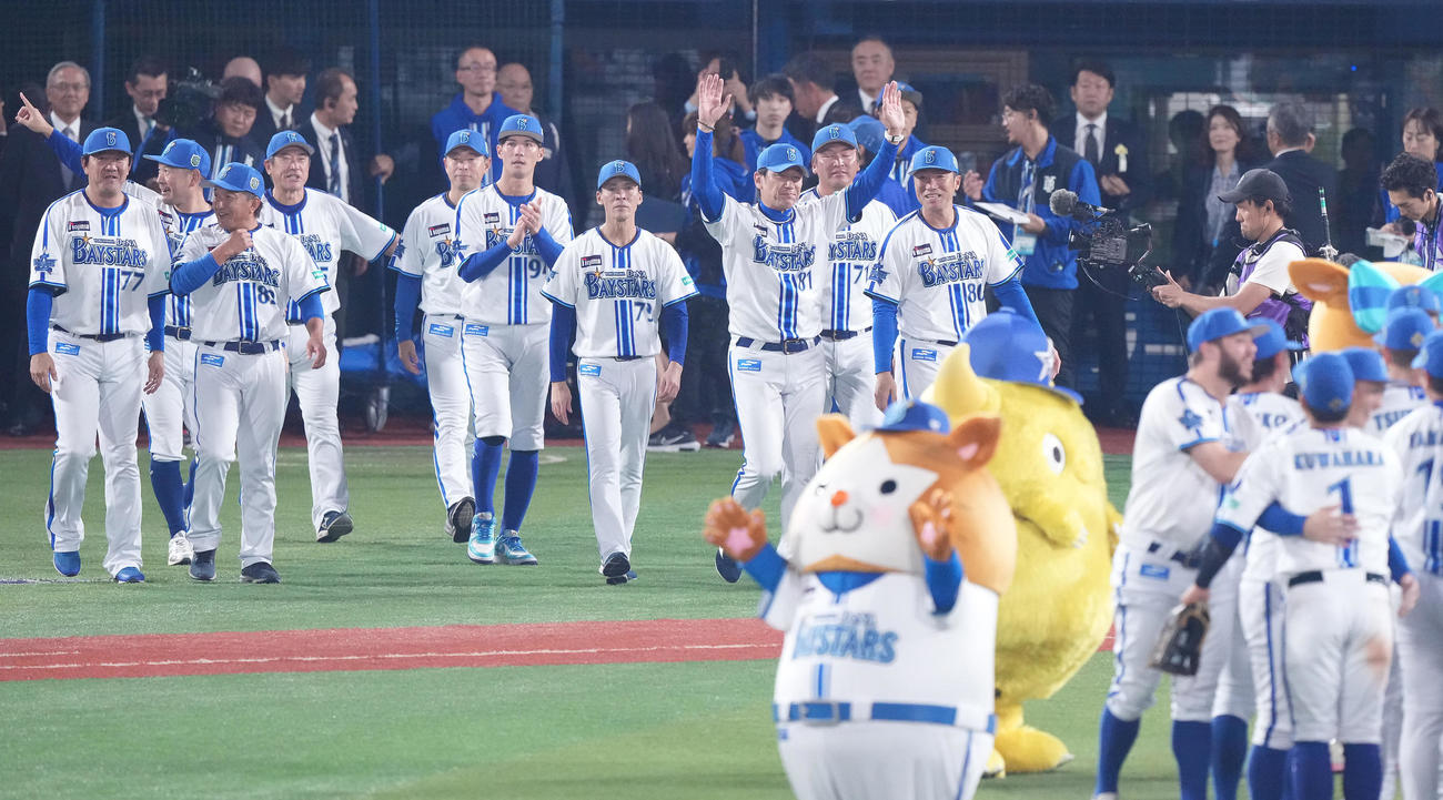 DeNA対ソフトバンク　日本一を決め、ナインのもとへ向かうDeNA三浦監督（中央）（撮影・鈴木みどり）