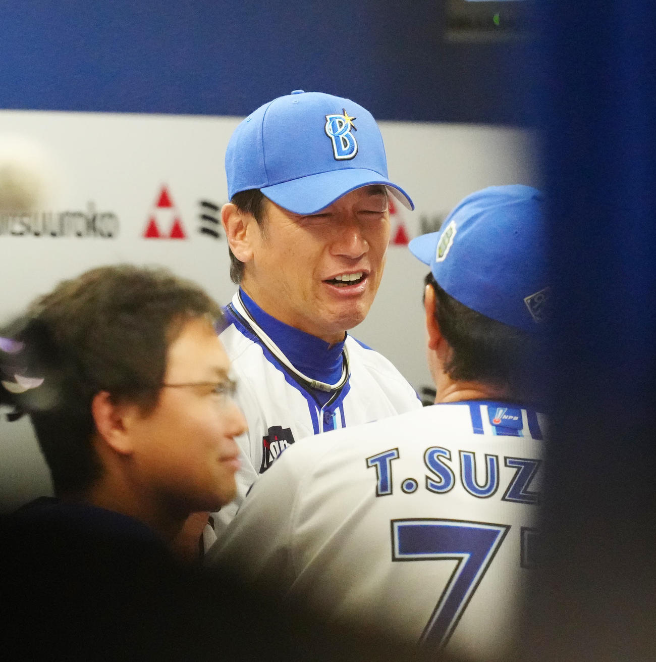 DeNA対ソフトバンク　日本一となりベンチで涙を流すDeNA三浦監督（撮影・江口和貴）