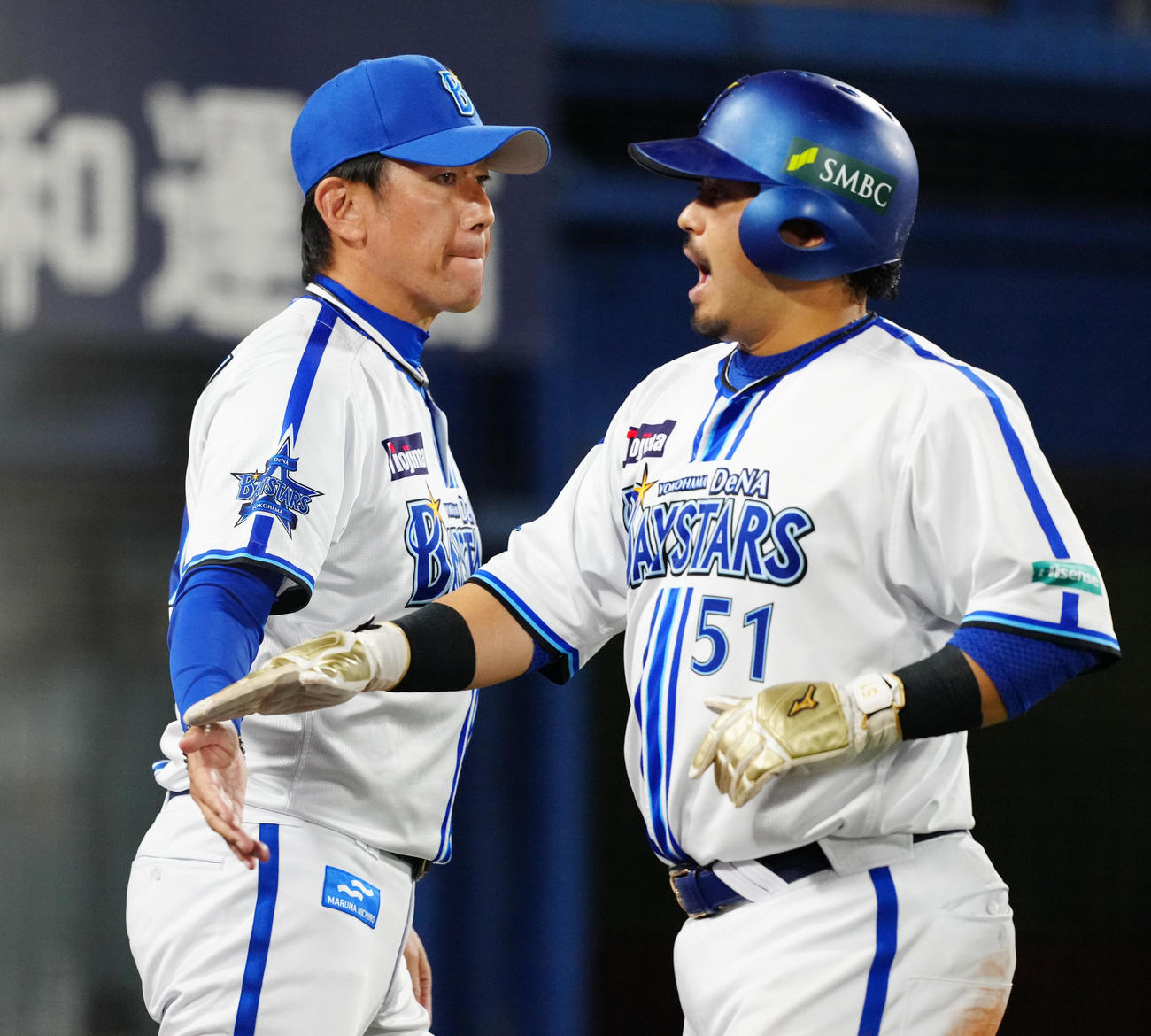 DeNA対ソフトバンク　5回裏終了後、DeNA宮崎（右）とタッチを交わす三浦監督（撮影・江口和貴）