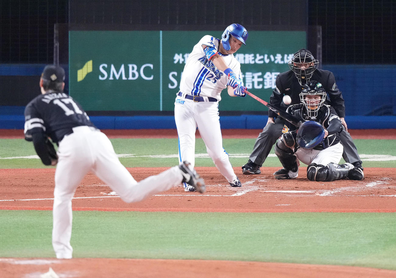 DeNA対ソフトバンク　2回裏DeNA無死、右中間に先制のソロ本塁打を放つ筒香。投手有原（撮影・鈴木みどり）