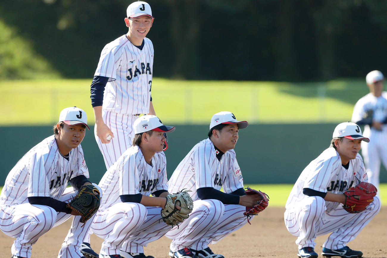 投内連係を前にする、左から中日高橋、巨人戸郷、巨人井上、阪神才木、楽天早川（撮影・上山淳一）