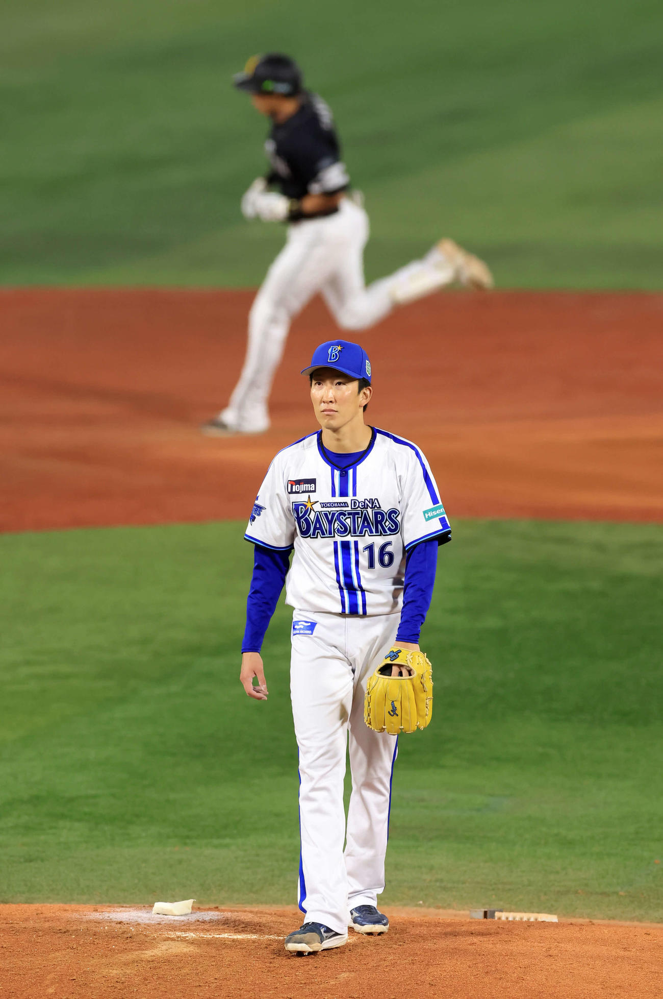 DeNA対ソフトバンク　4回表ソフトバンク無死一塁、柳田（奥）に2点本塁打を許し悔しそうな大貫（撮影・浅見桂子）