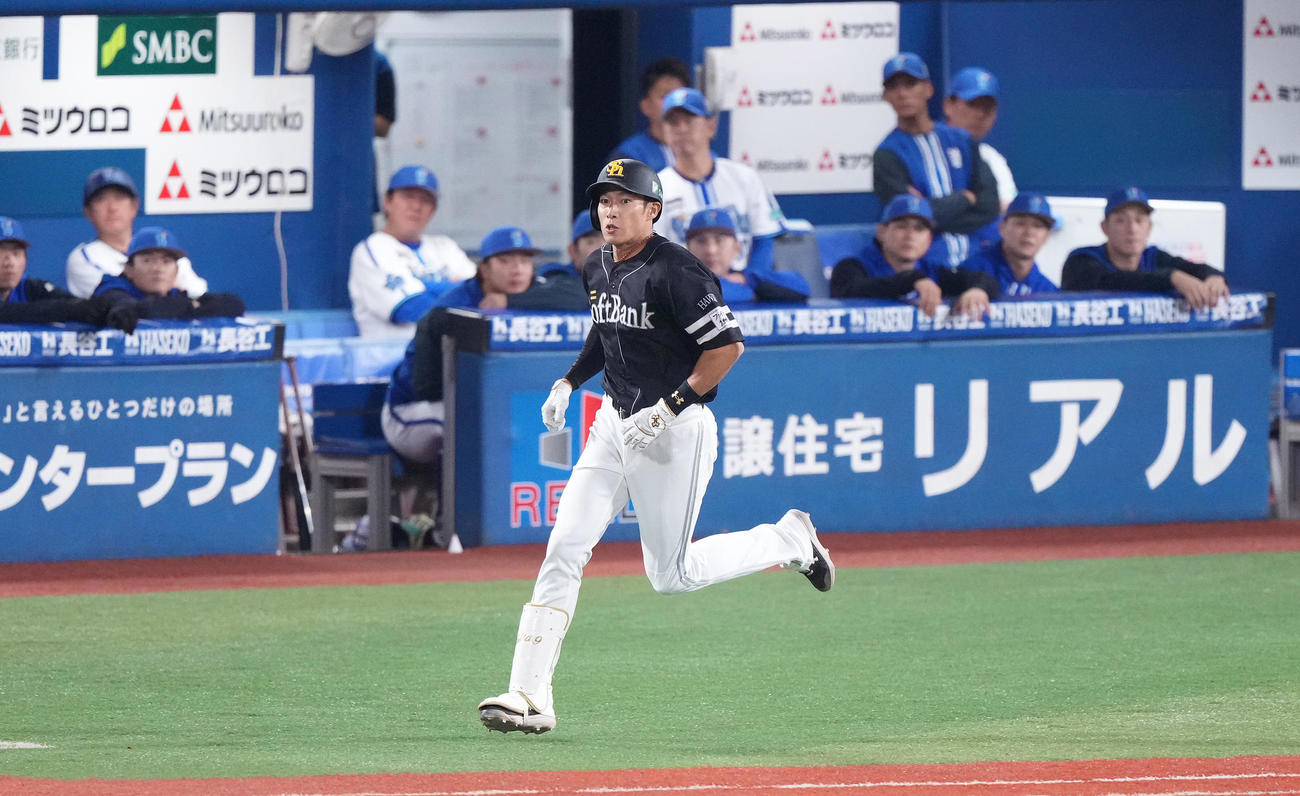 DeNA対ソフトバンク　4回表ソフトバンク無死一塁、中越え2点本塁打を放ち、一塁へ向かう柳田（撮影・鈴木みどり）