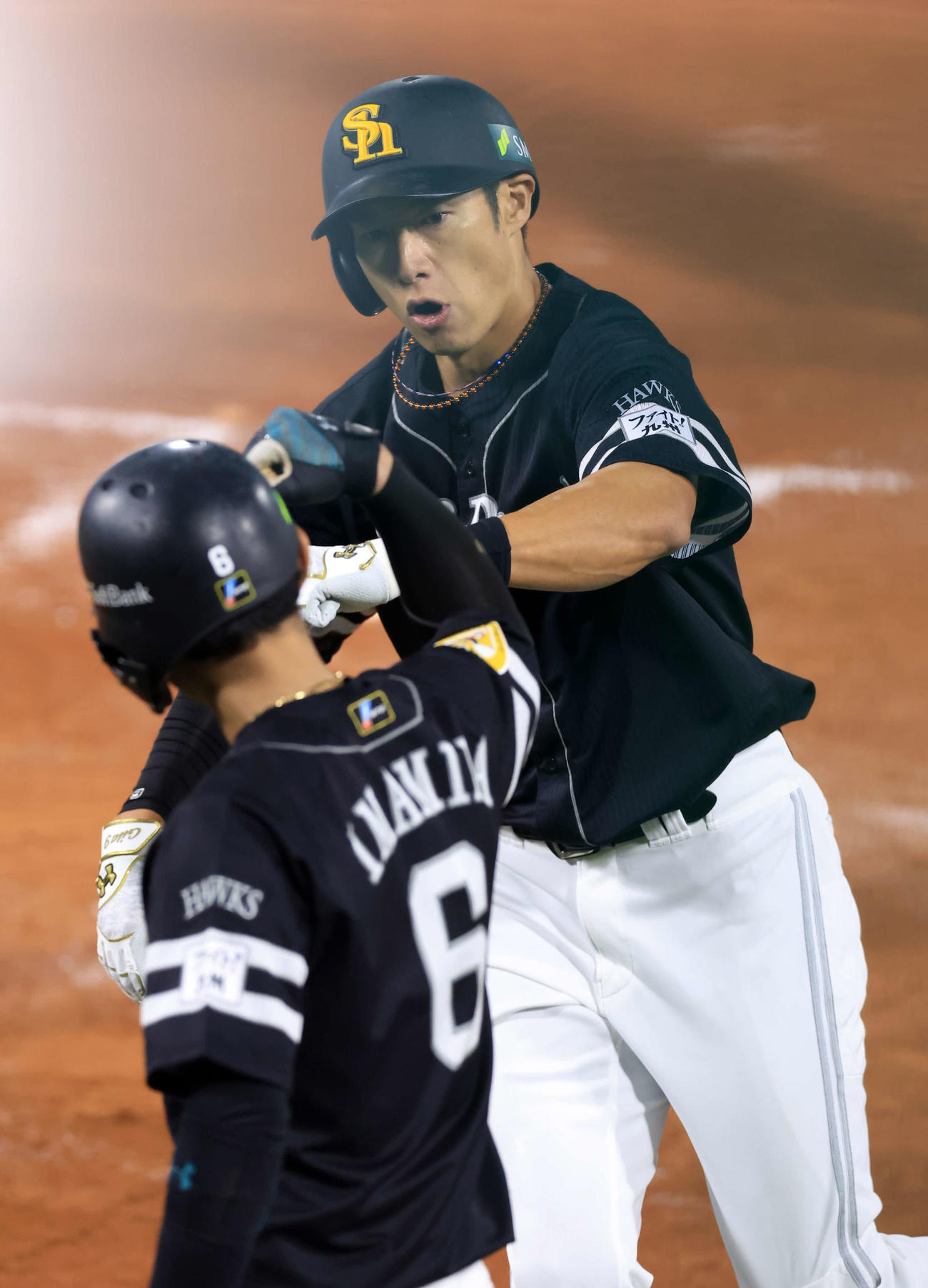 DeNA対ソフトバンク　4回表ソフトバンク無死一塁、柳田は2点本塁打を放ちハイタッチで生還（撮影・浅見桂子）