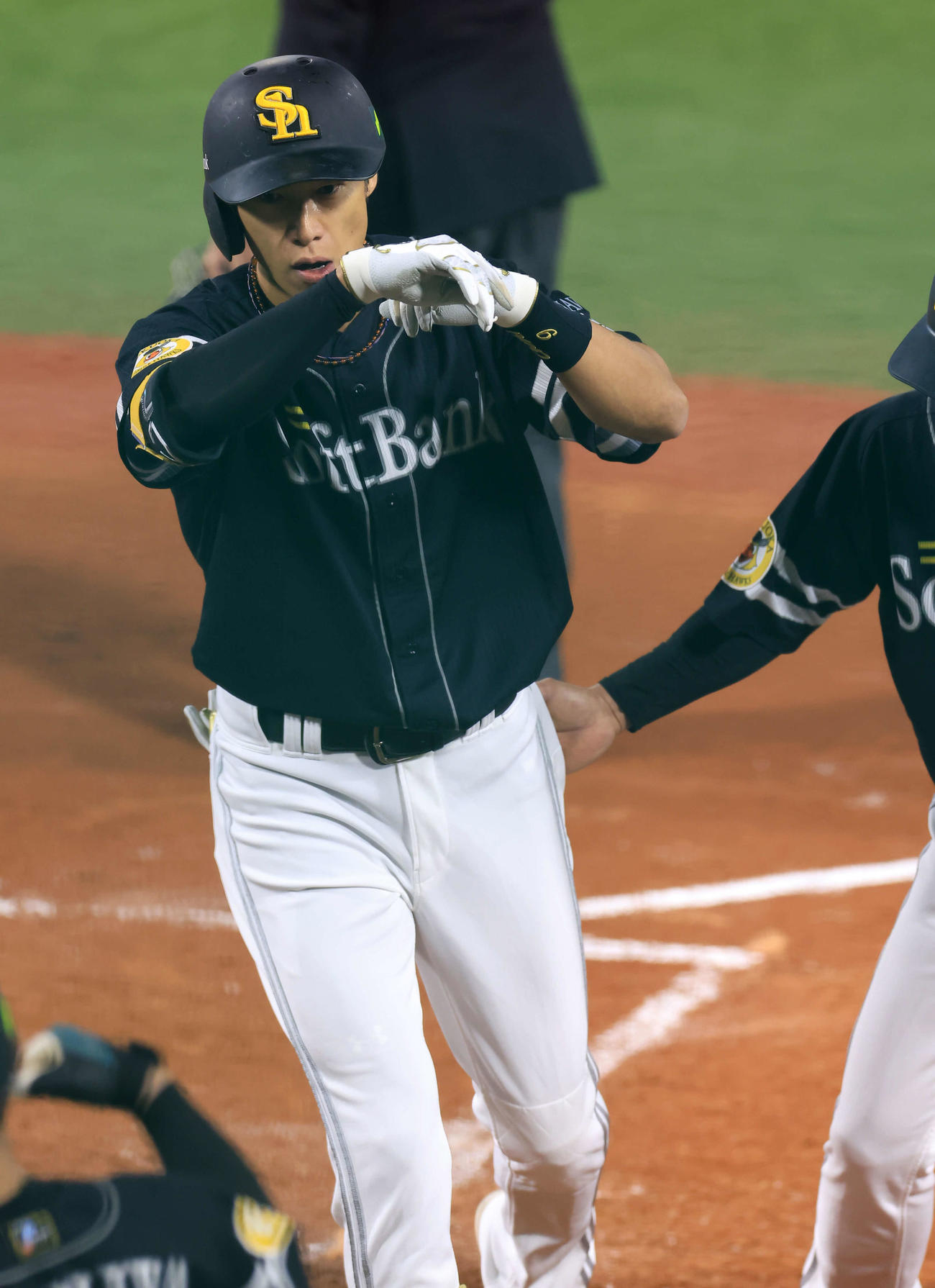 DeNA対ソフトバンク　4回表ソフトバンク無死一塁、柳田は2点本塁打を放ちポーズをとりながら生還（撮影・浅見桂子）