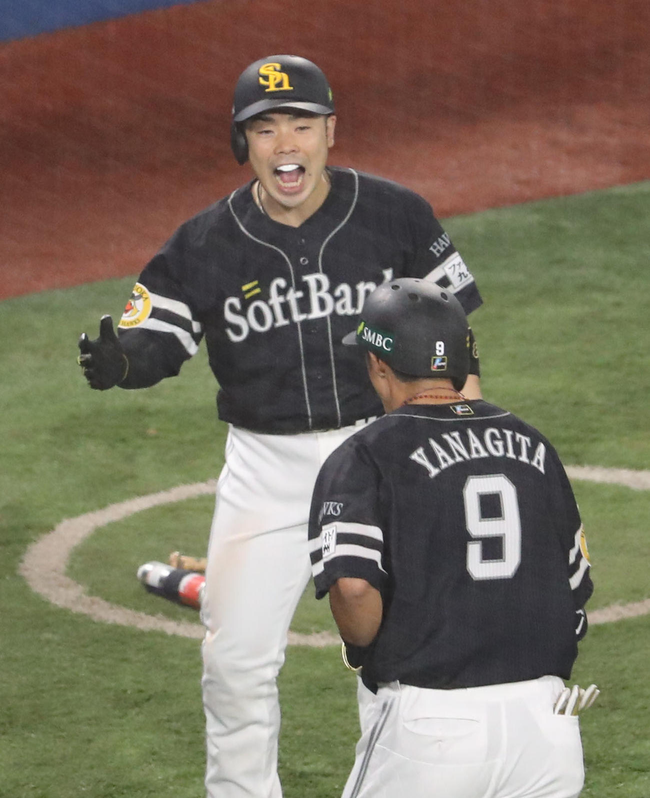 DeNA対ソフトバンク　4回表ソフトバンク無死一塁、柳田は中越えに2点本塁打を放ち近藤に迎えられる（撮影・梅根麻紀）